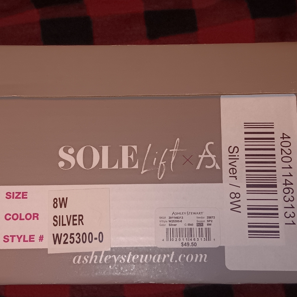 Women's shoe size 8W